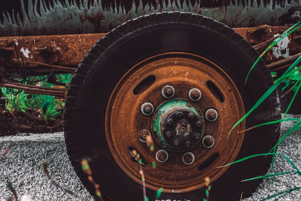 un ancient pneu d 'une remorque