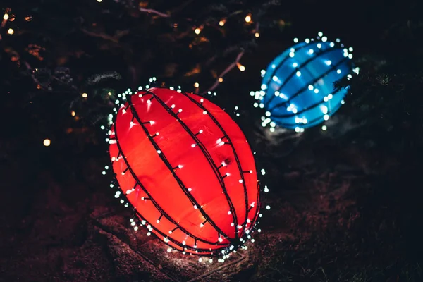 Mavi ve kırmızı şekerleri temsil eden bir dekorasyon.