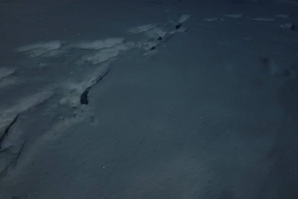 Geceleri karda ayak izleri.