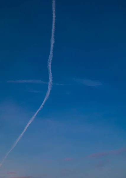 Gökyüzünde Uçan Bir Uçak — Stok fotoğraf