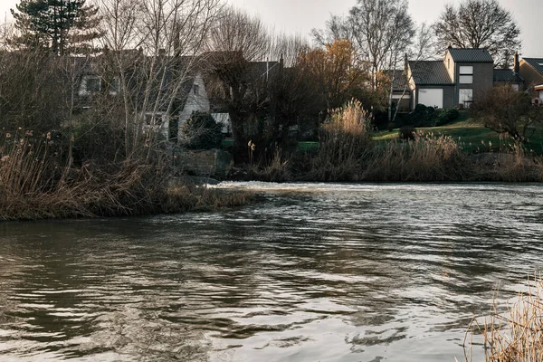 Gran Río Detrás Una Casa — Foto de Stock