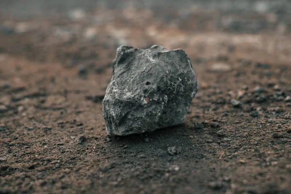 Yerdeki bir çakıl taşı.