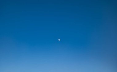 Mavi gökyüzündeki ay