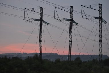  üç ayağı ve güç hatları pembe güneş arka planı