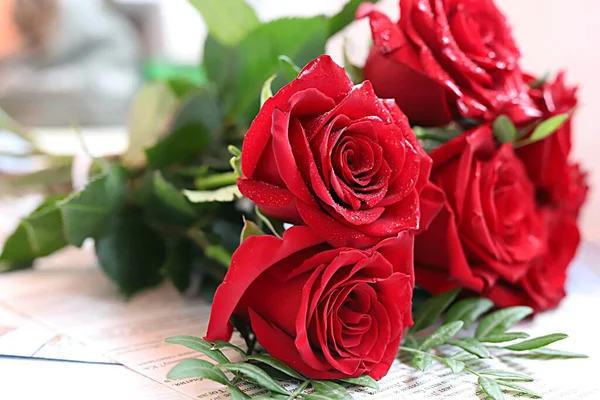 Een boeket rode rozen op de achtergrond van een wenskaart voor wensbalpen — Stockfoto