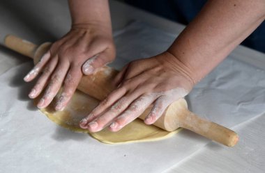 Evde Napolyon pastası yapmak için talimatlar. Adım beş: ahşap bir oklava ile soğuk hamur ince rulo