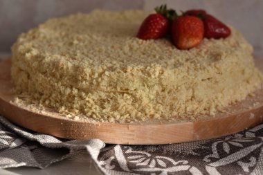 Evde Napolyon pastası yapmak için talimatlar. Dokuzuncu adım: Pastanın üstünü kırmızı çilekle süslemek.