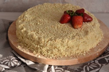 Evde Napolyon pastası yapmak için talimatlar. Dokuzuncu adım: Pastanın üstünü kırmızı çilekle süslemek.