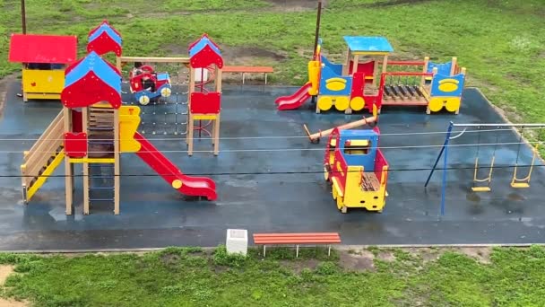 Parque infantil bajo la lluvia en un día de verano — Vídeo de stock
