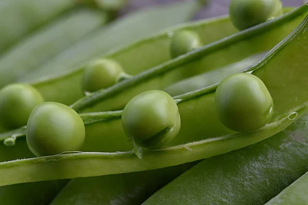 Piselli Verdure Baccello Aperto Con Piselli Maturi Sfondo Sfocato Sfondo — Foto Stock