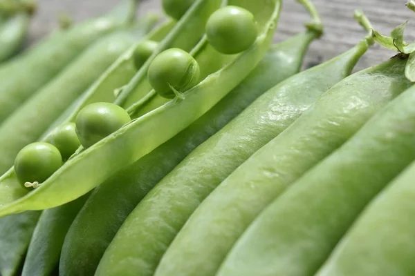 Zeleninové Pozadí Lusků Zeleného Hrášku Řadě Leží Vedle Sebe Otevřeným — Stock fotografie