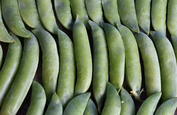 Fondo Vegetal Vainas Guisantes Verdes Una Fila Encuentran Cerca Uno — Foto de Stock