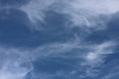 Doğal arkaplan mavi gökyüzü, bulutların gerildiği yaz günü.