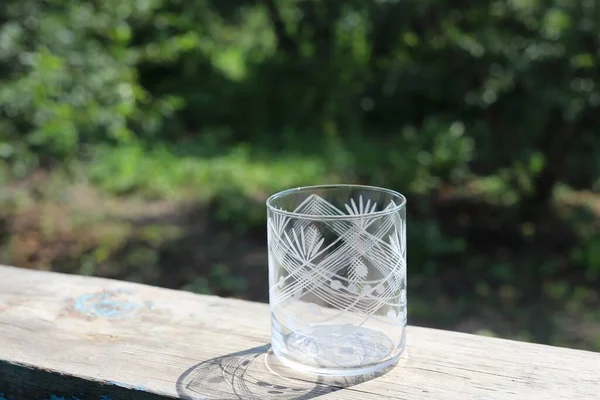 Leere Glasschale Mit Musterschatten Fällt Auf Holzfläche Auf Grün Verschwommenem — Stockfoto