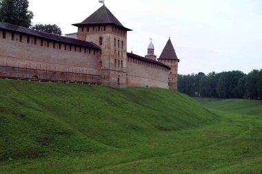 Rusya 'nın simgesi. Yağmurdan sonraki yaz günü, Pskov Kremlin 'in kırmızı tuğlalardan yapılmış duvarlarının görüntüsü