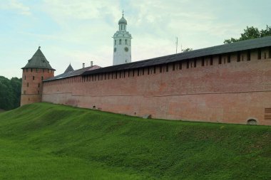 Rusya 'nın simgesi. Yağmurdan sonraki yaz günü, Pskov Kremlin 'in kırmızı tuğlalardan yapılmış duvarlarının görüntüsü