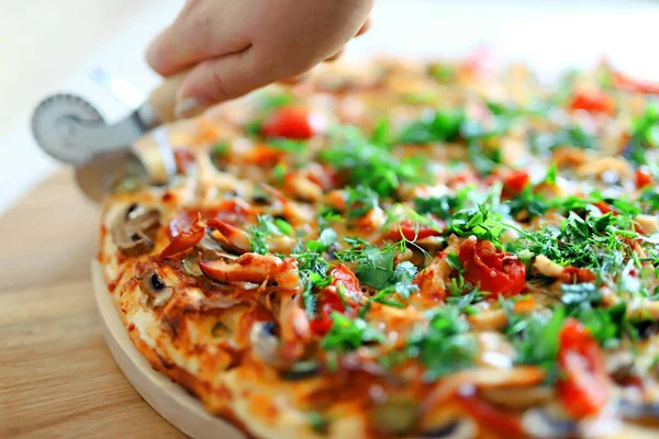 Pizza Pezsgőből Paradicsomból Sonkából Kolbászból Petrezselyemmel Házi Kaporral Megszórva Ember — Stock Fotó