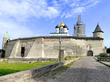 Pskov Kremlin Krom 'un eski güçlü duvarları. Rusya 'nın simgeleri. 11. yüzyıl. Bulutlu mavi gökyüzünün arka planına karşı. Yaz manzarası