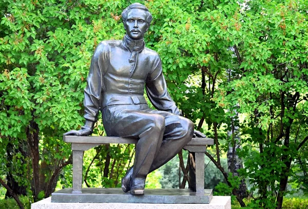 Lermontov Költő Emlékműve Otthoni Ruhában Penza Régió Tarkhanyi Birtokán Zöld Stock Kép
