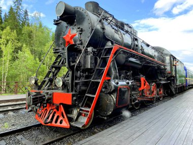 Tren istasyonunun platformu bir yaz günü