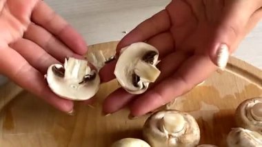 Eller kesilmiş mantar şampiyonlarını gösteriyor.