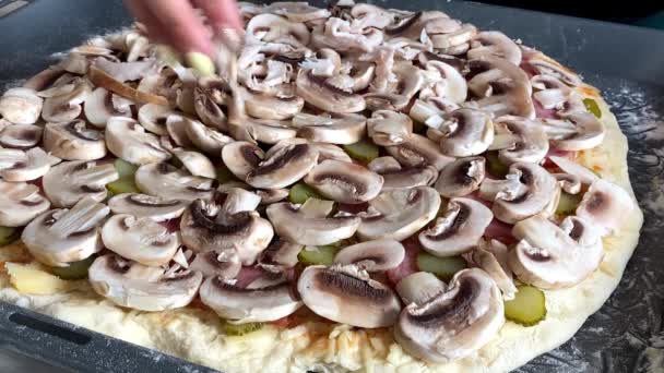 Cucinare la pizza. la mano posa petti di pollo tagliati a fette su funghi — Video Stock