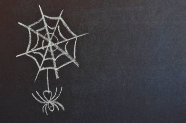 Tahta örümcekle örümceğin ağını tebeşirle çizmek. Kavram. Bayram Cadılar Bayramı Boşluğu kopyala