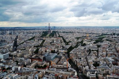 Montparnasse Kulesi Paris (Fransa) ve Eyfel Kulesi, sokakları geometrisini görüntülemek