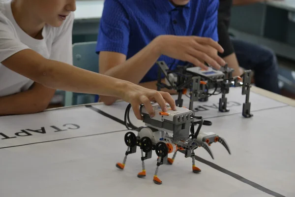 Technológia gyermekek töltenek robotok mozgása — Stock Fotó