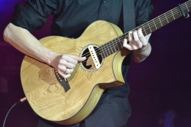 Eller yakın çekim, gitar çalarken,