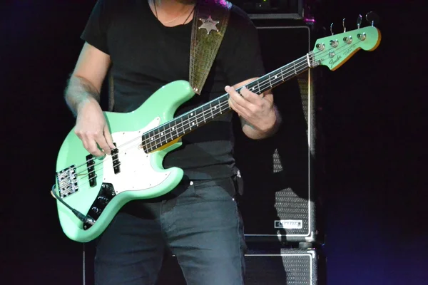 Manos de cerca, tocando la guitarra , —  Fotos de Stock