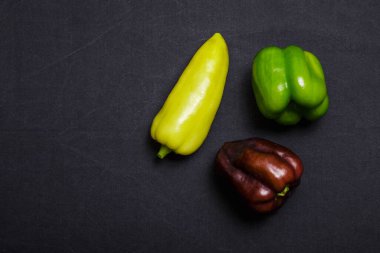 Koyu arkaplanda yeşil dolma biber, metin için yer