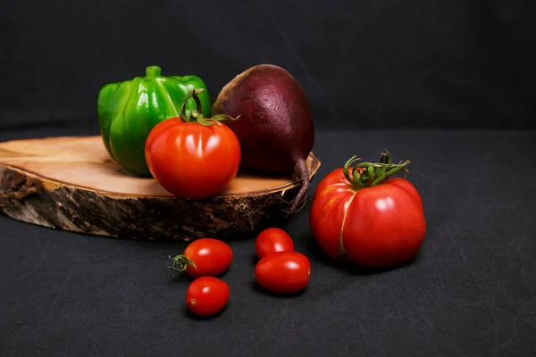 Siyah arka planda çok renkli çiftlik sebzeleri