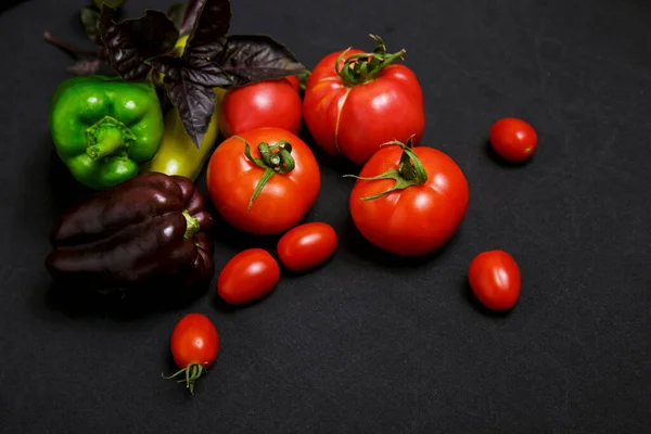 Siyah arka planda çok renkli çiftlik sebzeleri