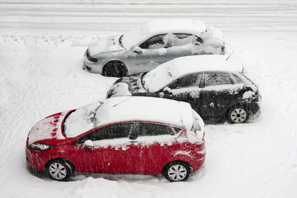 Τρία αυτοκίνητα, καλυμμένο με χιόνι — Φωτογραφία Αρχείου
