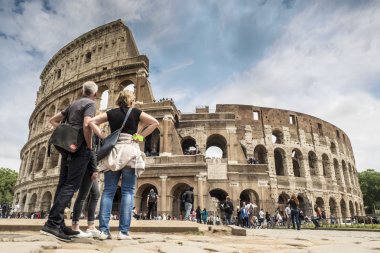 Turistler önünde Colosseum