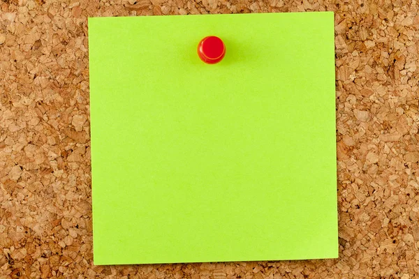 Postit verde en blanco fijado en el tablero de corcho — Foto de Stock