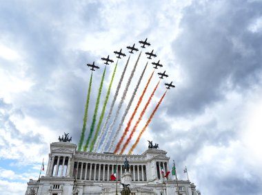 Hava göstermek altare üzerinde uçan akrobasi İtalyan ekibi frecce tricolore della patria Roma, İtalya