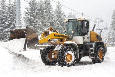 Caterpillar kar kaldırma