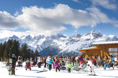 İnsanlar eğlenmek Lodge karda