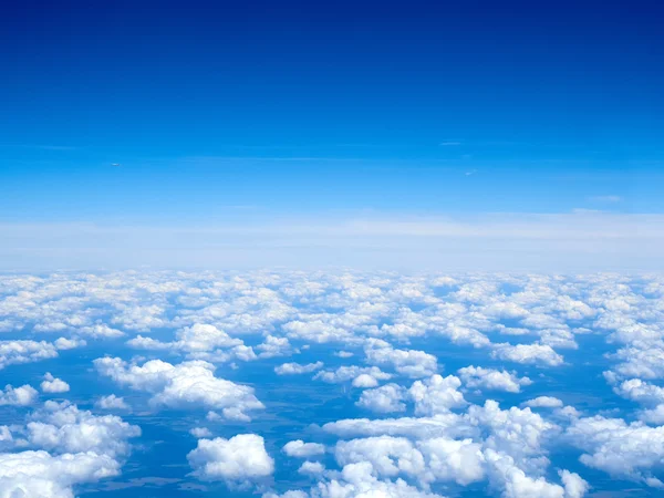Tapete de nuvens brancas e fofas — Fotografia de Stock