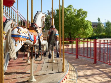Atları Carousel neşeli yuvarlak git