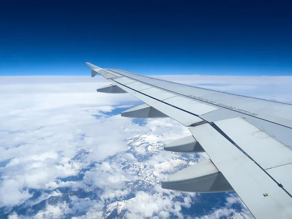 Ala vuelo avión alfombra nubes — Foto de Stock