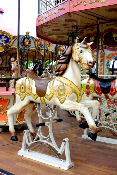 At atlar yuvarlak atlıkarınca Merry Go — Stok fotoğraf