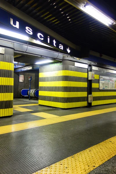 B hattı Roma yeraltı metro çıkış Policlinico istasyonu — Stok fotoğraf