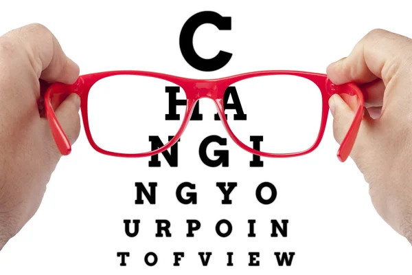 Óculos vermelhos com foco no texto mudando seu ponto de vista organizado como teste de gráfico de olhos — Fotografia de Stock