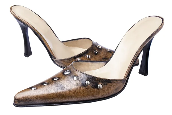 Coppia di scarpe da donna marroni con tacchi isolati — Foto Stock