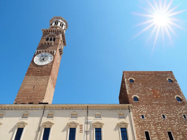 Ламберт башта Пьяцца Ербе Верона Італії — стокове фото