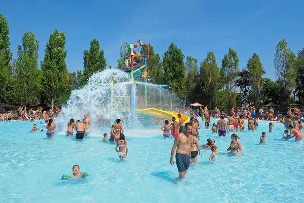 Torvaianica, Olaszország - július 2013: Emberek, szórakozás a medencében, a vízi vidámpark: Zoomarine acqua park — Stock Fotó