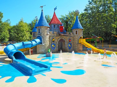 Bir Peschiera del Garda, İtalya - Ağustos 2016: Acqua eğlenceli bir eğlence parkı Gardaland kale